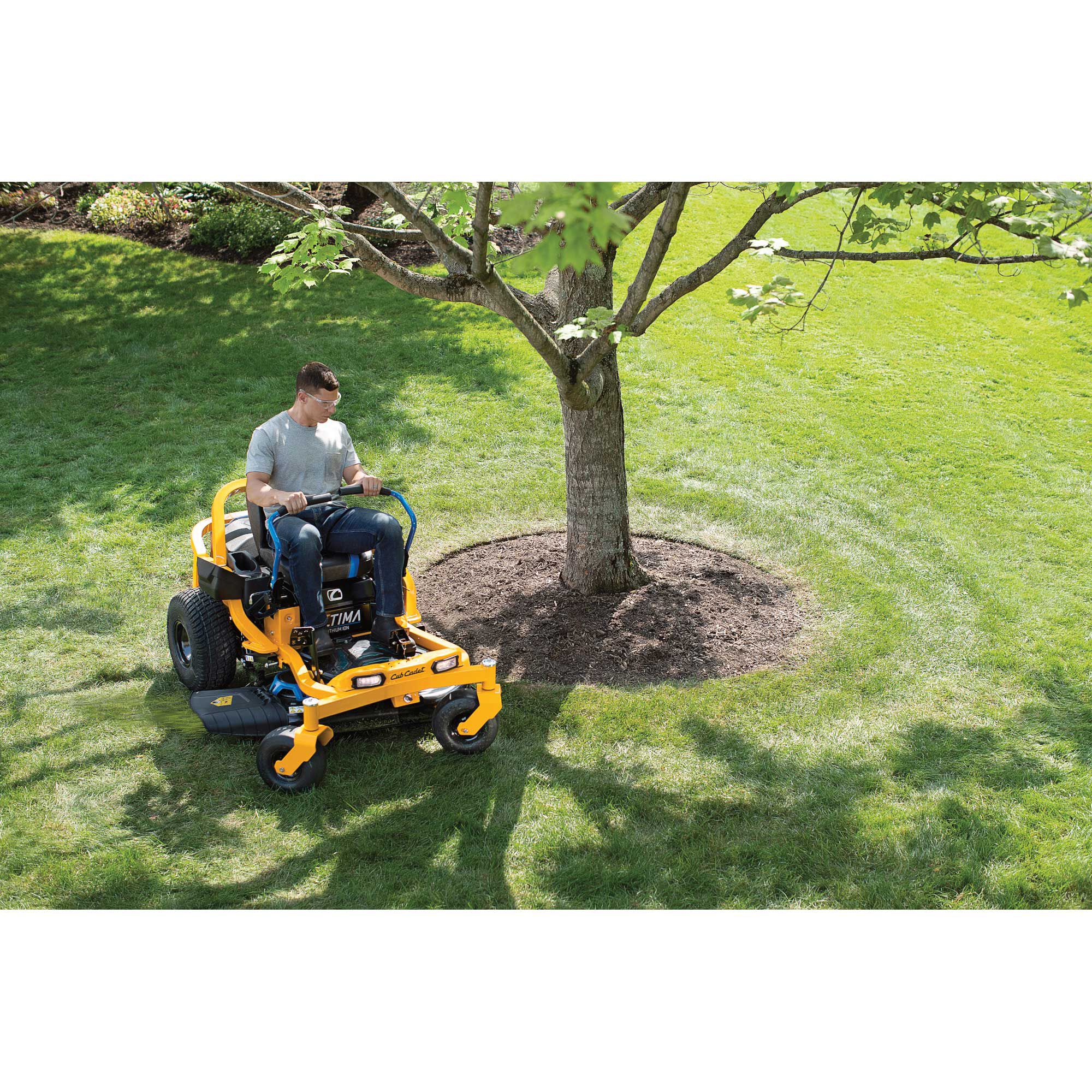 Electric zero clearance turn lawn mower