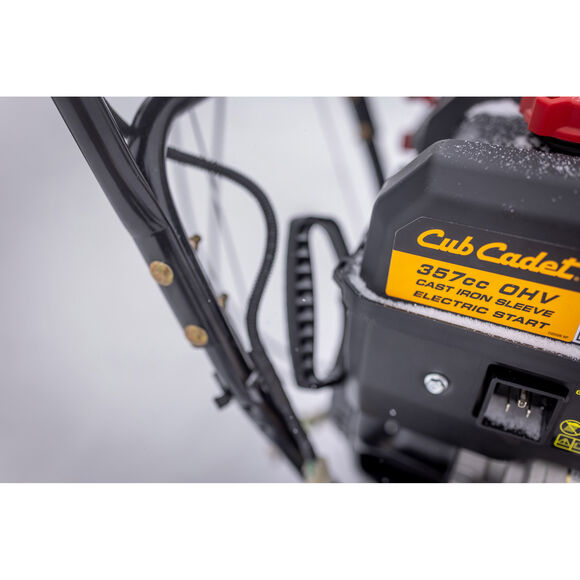 Cub Cadet&reg; 3X&reg; 26" TRAC Snow Blower Clearing Driveway