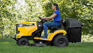 electic riding lawn tractor with bagger