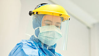 medical staff with face mask 